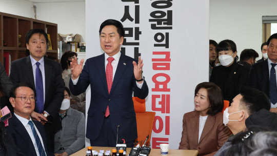 김기현 국민의힘 대표 후보가 6일 오전 서울 동작구에서 열린 동작을 당협 당원간담회에 참석해 인사말을 하고 있다. 오른쪽은 당협위원장인 나경원 전 의원.<연합뉴스>